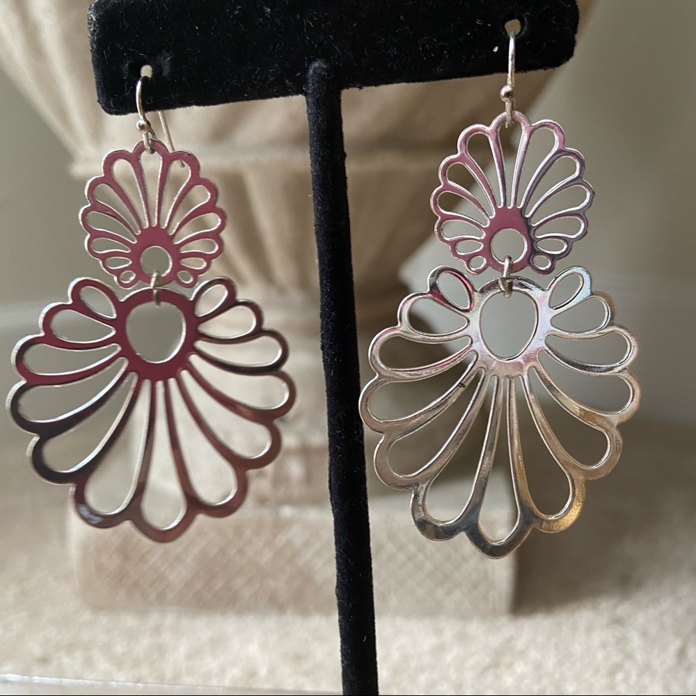 Silver light weight cut out fashion dangle earring